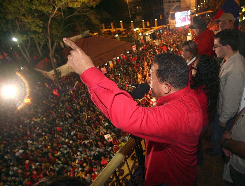 Frente al palacio de Miraflores miles de personas se arremolinaron para escuchar a su líder.