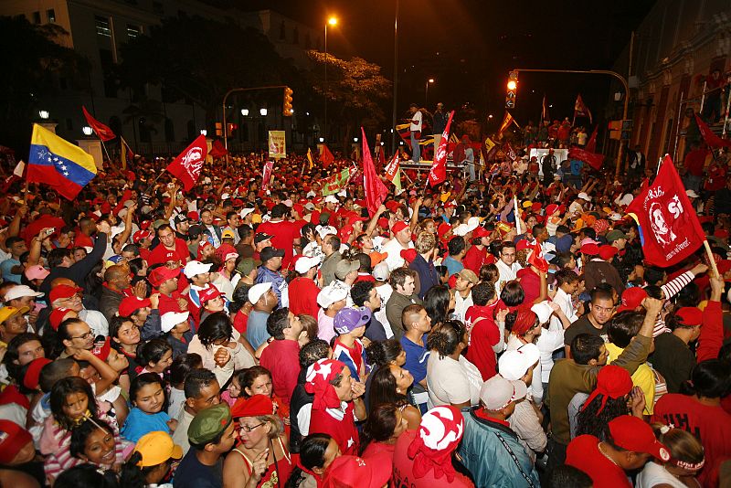Miles de chavistas salieron a la calle para celebrar el triunfo, abalado por un porcentaje de participación del 67%.