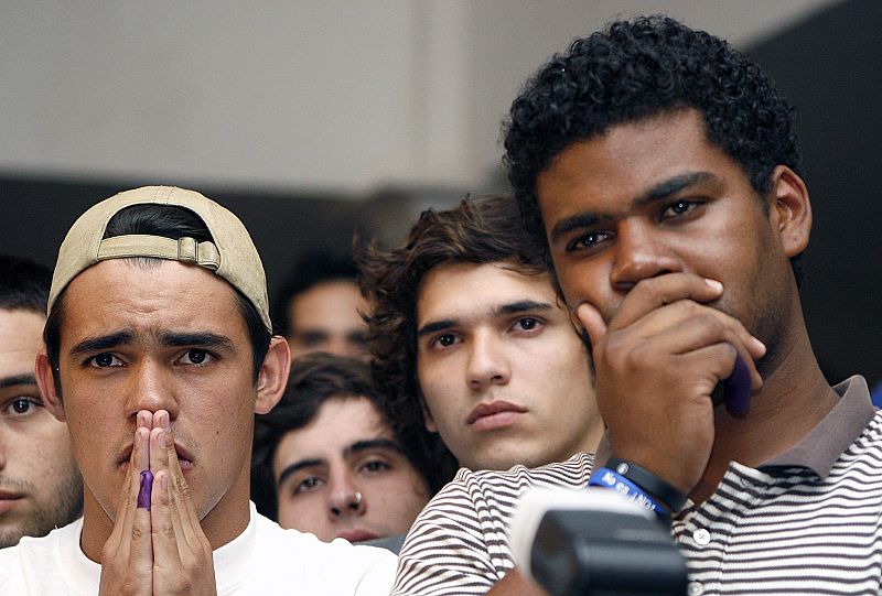 Jóvenes venezolanos se lamentan del resultado electoral.