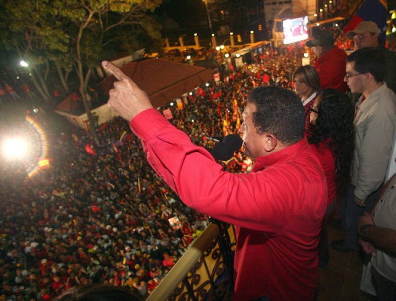 Frente al palacio de Miraflores miles de personas se arremolinaron para escuchar a su líder.