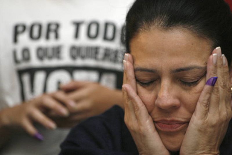 Con pesar han vivido el resultado los miembros de la oposición, quienes, pese a reconocer la victoria chavista, han sostenido que los electores han sido "influenciados por el ventajismo oficial".