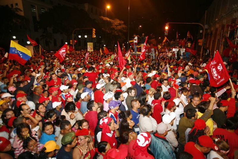 Miles de chavistas salieron a la calle para celebrar el triunfo, abalado por un porcentaje de participación del 67%. 