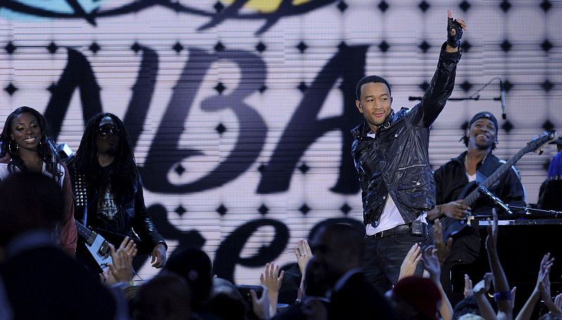 El cantante estadounidense de soul John Legend actúa durante el el Juego de las Estrellas de la NBA.