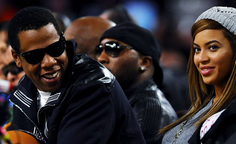 La cantante estadounidense Beyonce y su esposo Jay-Z en la primera fila de las gradas del U.S. Airways Center de Phoenix.