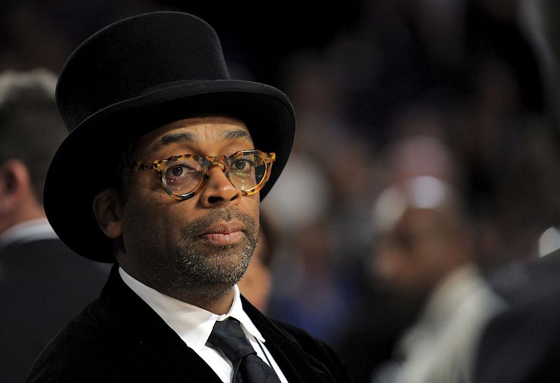 El director y actor estadounidense Spike Lee asiste en la primera fila al Juego de las Estrellas de la NBA.