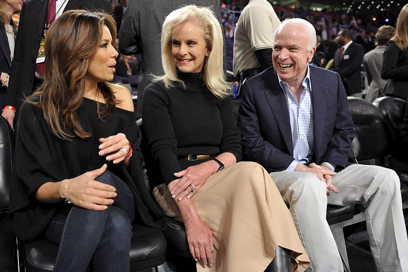 El senador estadounidense por Arizona John McCain y su esposa, Cindy, conversan con la actriz Eva Longoria, esposa del deportista francés de la NBA Tony Parker.