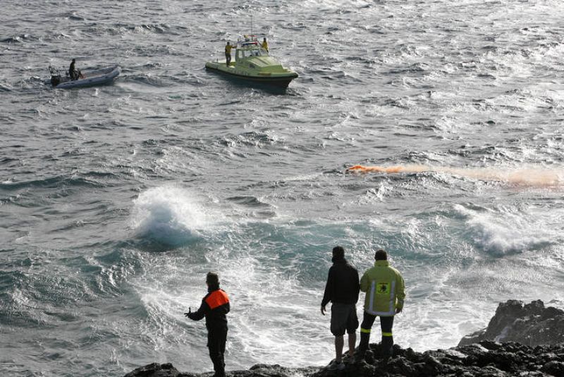 Una patera naufraga en Lanzarote