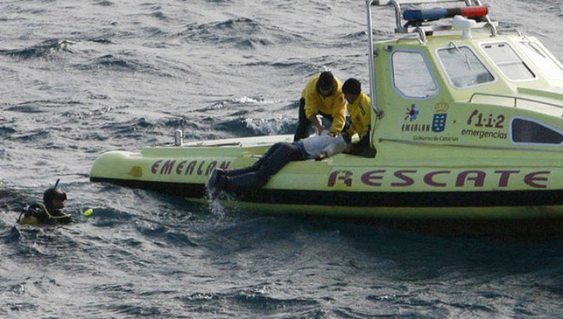 Una patera naufraga en Lanzarote  