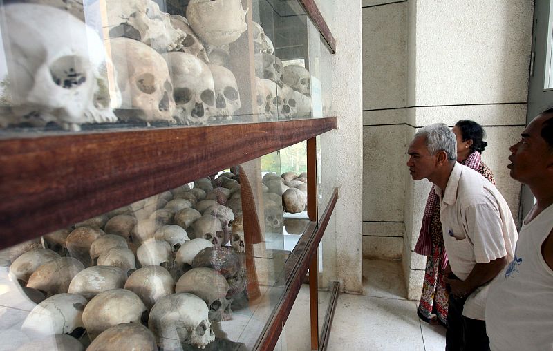 Supervivientes del genocidio acuden ahora al Museo de Choeung Ek, donde se conservan documentos y hasta calaveras de los asesinados por los militares.