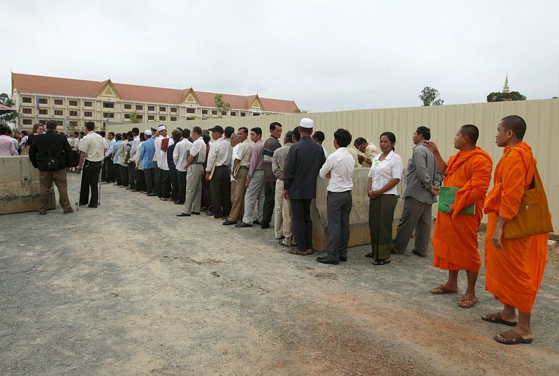 Decenas de personas hacen fila para entrar en la sala del juicio, que en primer lugar revisará el caso de 'Duch', comandante de la prisión de Tuol Sleng, por la que pasaron unas 14.000 personas para ser interrogadas, torturadas, y ejecutadas.