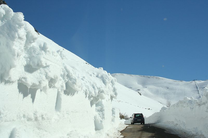 Impresionantes cortes de nieve en la provincia de León. 17/02/2009