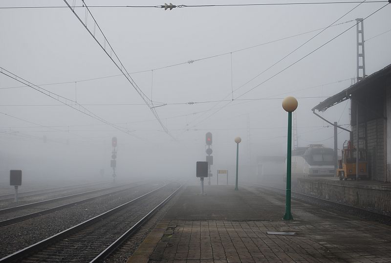 Densa niebla en la estación de Monforte, Lugo. 18/02/2009