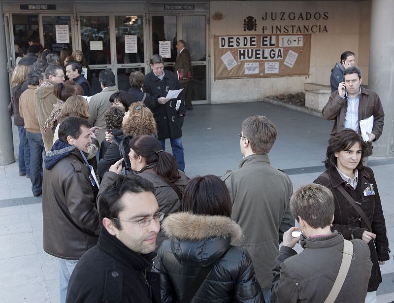 Decenas de ciudadanos guardan su turno en las puertas de los Juzgados de la Plaza de Castilla de Madrid