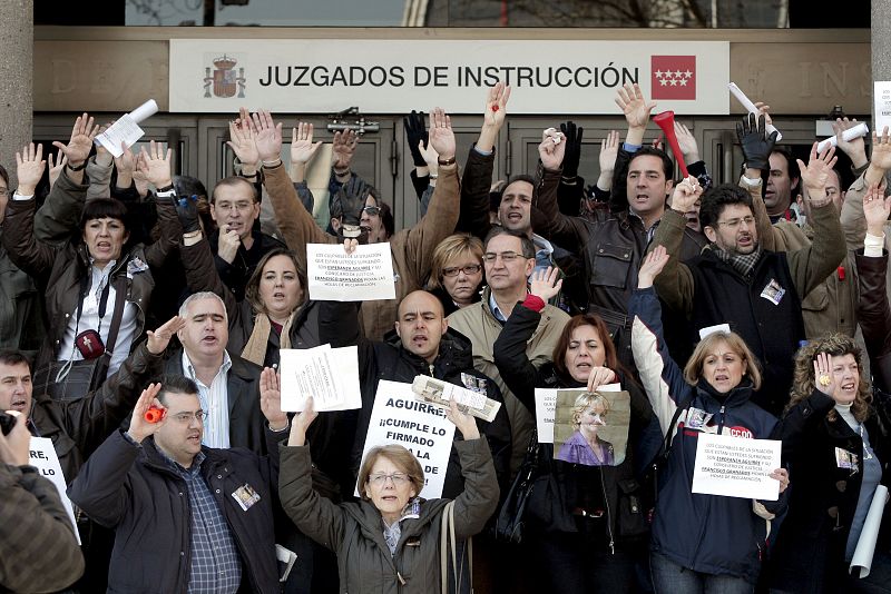 Decenas de funcionarios de justicia protestan en las puertas de los Juzgados de la Plaza de Castilla de Madrid