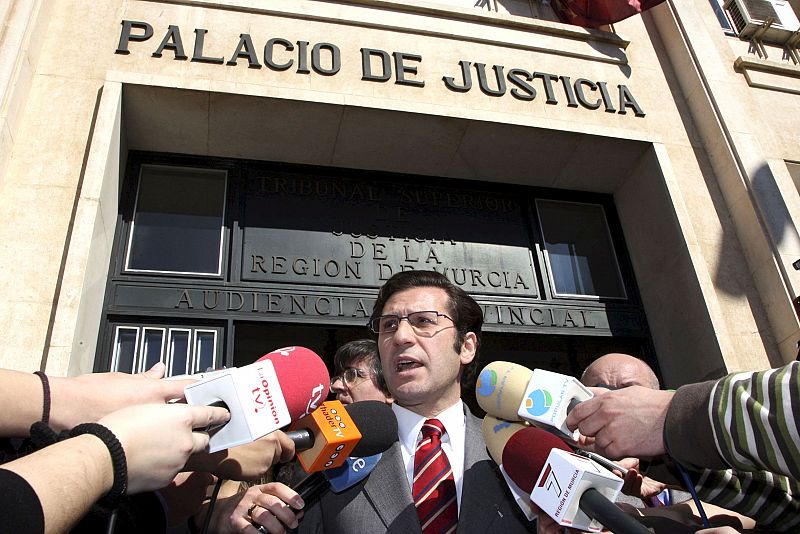 El juez Miguel Pascual de Riquelme atiende a la prensa a las puertas del Palacio de Justicia de Murcia.