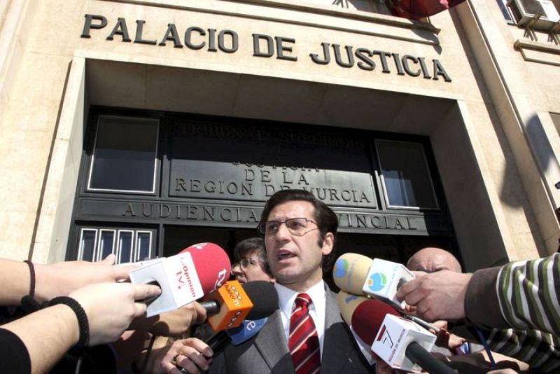 El juez Miguel Pascual de Riquelme atiende a la prensa a las puertas del Palacio de Justicia de Murcia. 