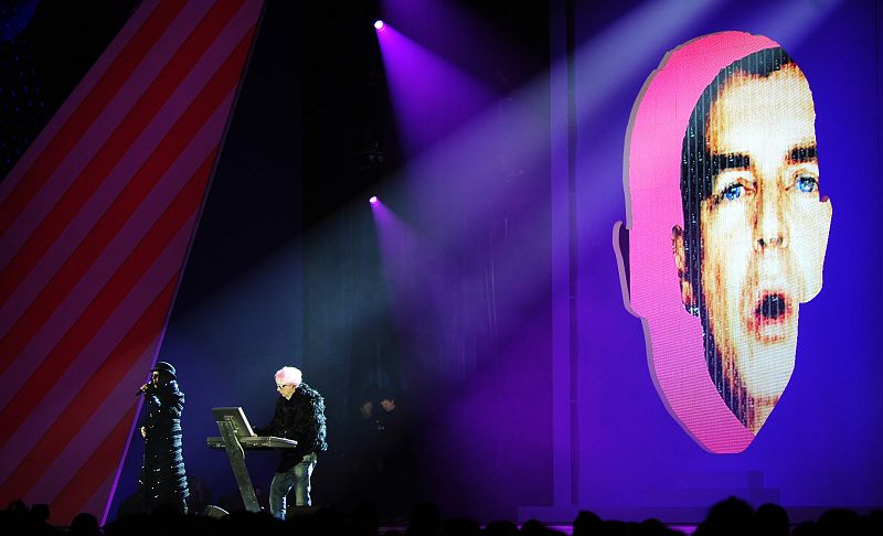 Pet Shop Boys durante su actuación en la gala de los premios Brits
