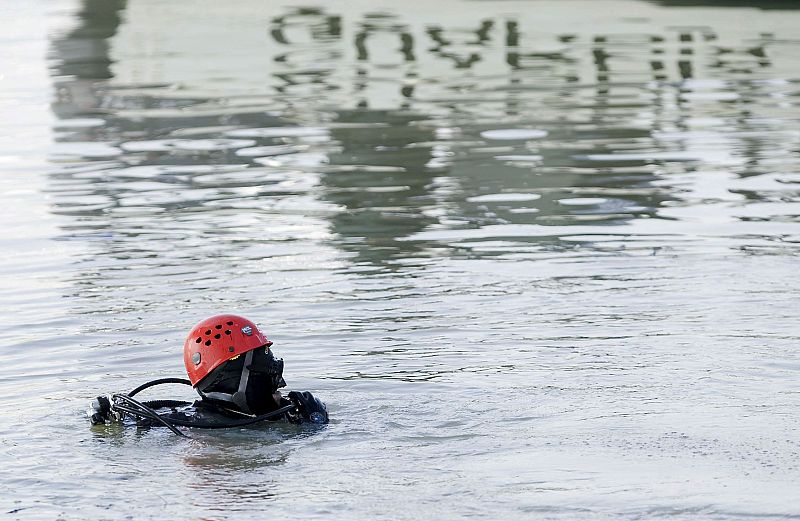 Continúan las labores de búsqueda del cuerpo de Marta del Castillo. En la imagen, un buzo se sumerge en el río Guadalquivir.