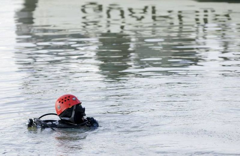 Continúan las labores de búsqueda del cuerpo de Marta del Castillo. En la imagen, un buzo se sumerge en el río Guadalquivir.