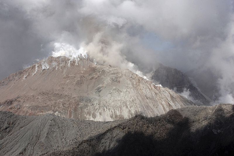 El volcán Chaitén arroja una gran nube de cenizas