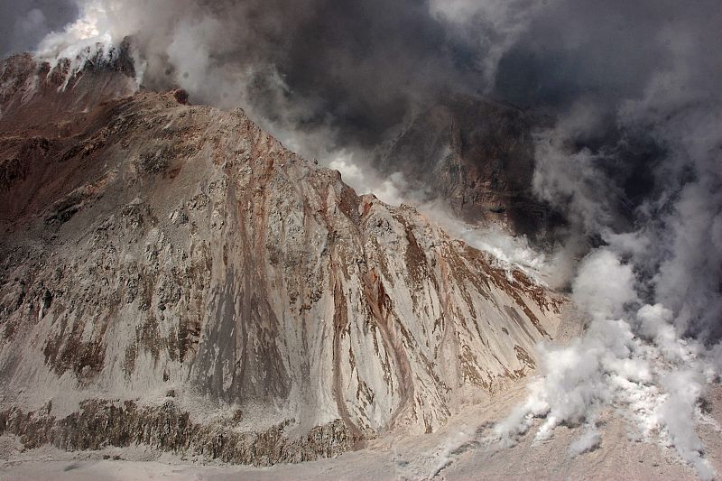 El volcán obliga a calificar la zona como de alto peligro