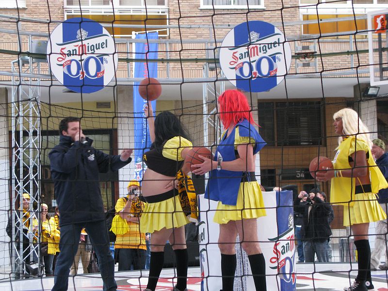 Que bien juegan estas chicas al baloncesto.