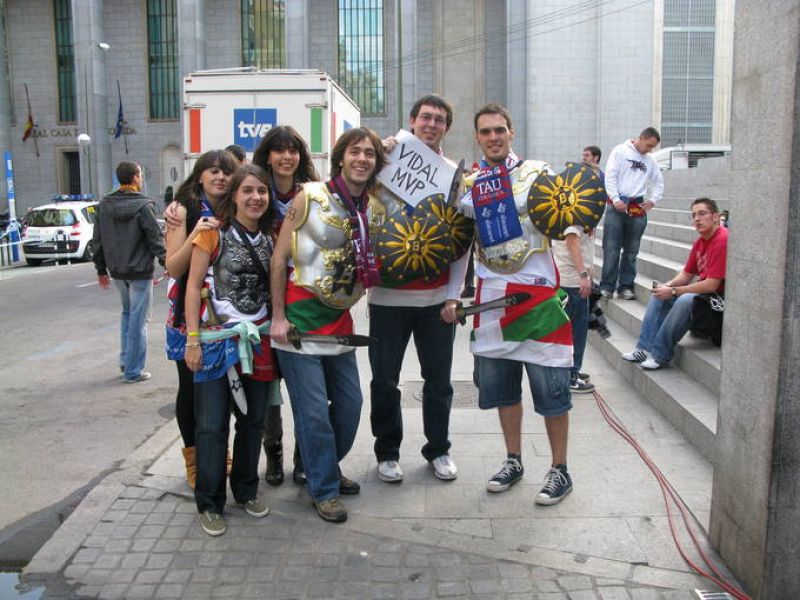 Estos aficionados del Tau vienen a por todas. 