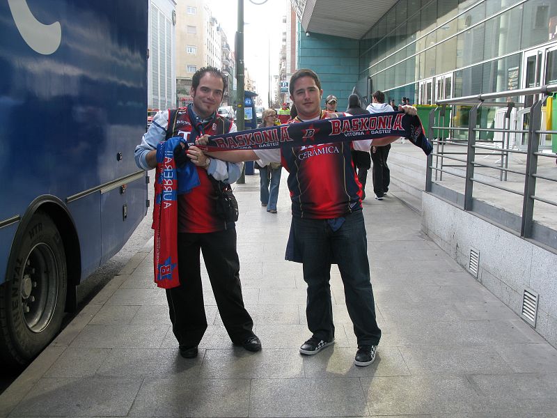 Estos dos aficionados del Tau no se han perdido, aunque lo parezca.