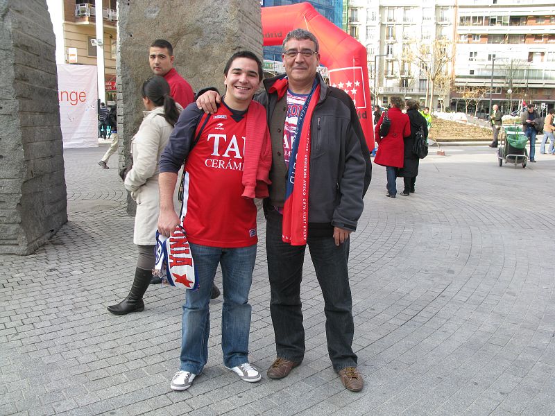 Padre e hijo acuden a animar a su equipo, el Tau.