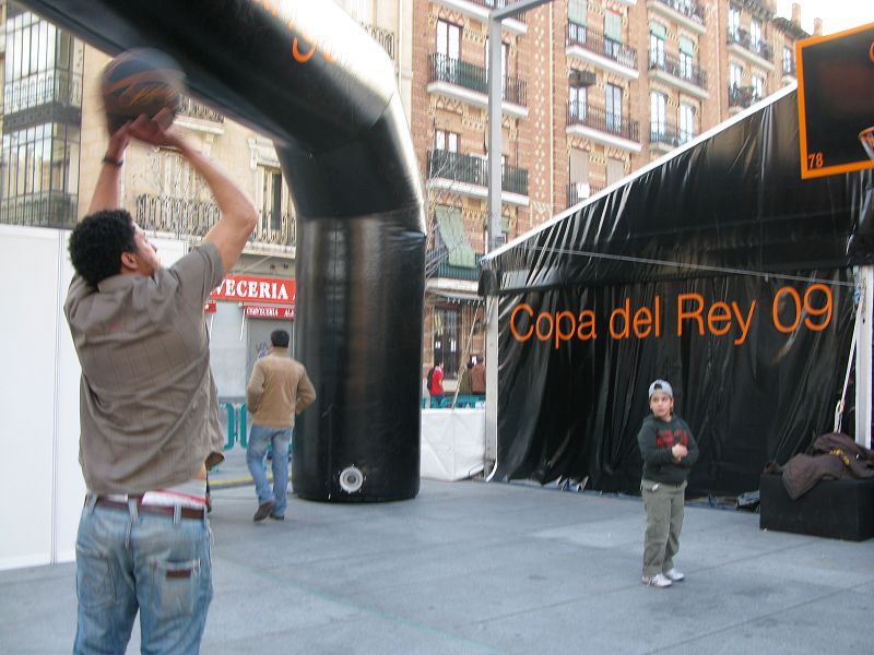 A todo el mundo le gusta el baloncesto.