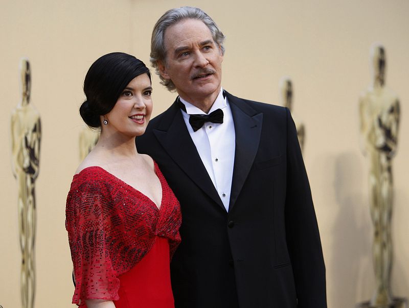 El actor Kevin Kline llega a la alfombra roja acompañado de su mujer Phoebe Cates.