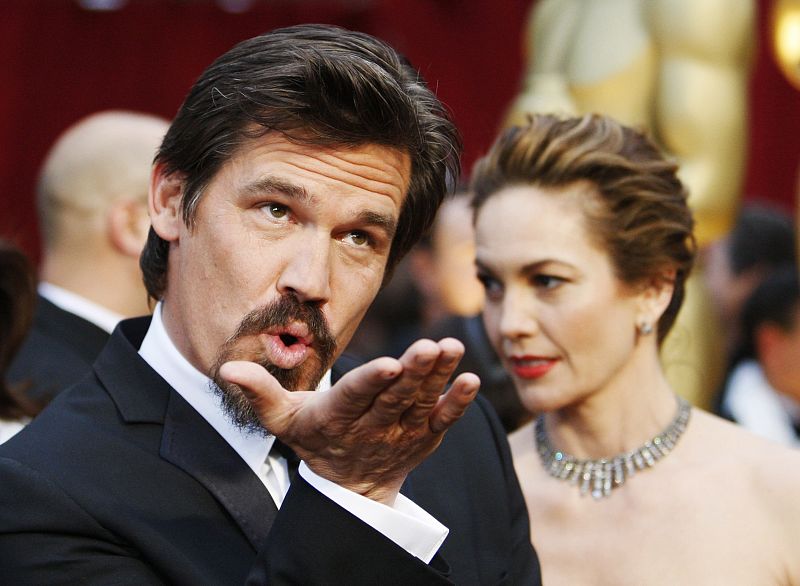 Josh Brolin, nominado al Oscar a Mejor Actor de Reparto por su trabajo en 'Mi nombre es Hearvy Milk', bromea ante los fotógrafos en la alfombra roja.