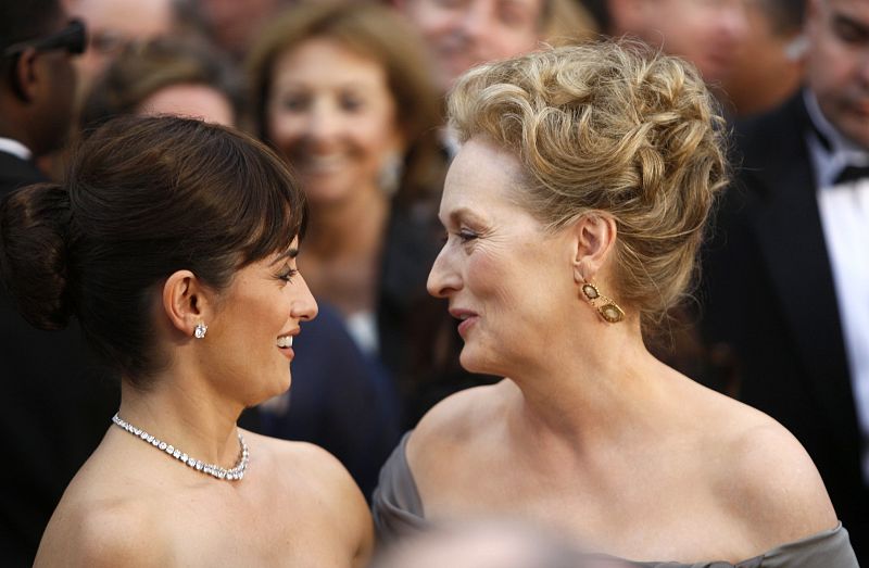 Penelope Cruz best supporting actress nominee in "Vicky Cristina Barcelona" talks with best actress nominee Meryl Streep on arrival at 81st Academy Awards