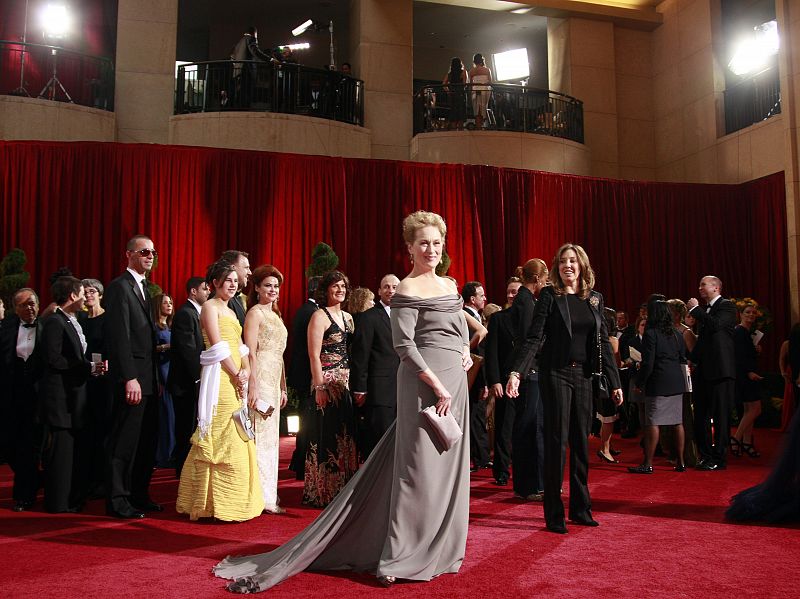 Meryl Streept, nominada por su trabajo en 'La duda', posa con un elegante vestido gris.