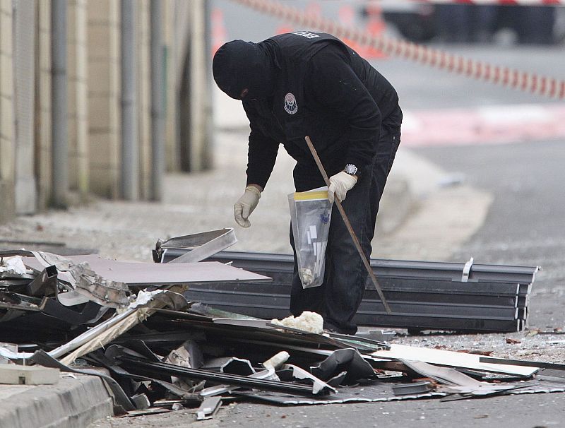 Agentes de la Ertzaintza han comenzado con la luz del día la recogida de evidencias y la evaluación de los daños en la sede del Partido Socialista de Euskadi (PSE) del municipio guipuzcoano de Lazkao, donde de madrugada ha explosionado una bomba.