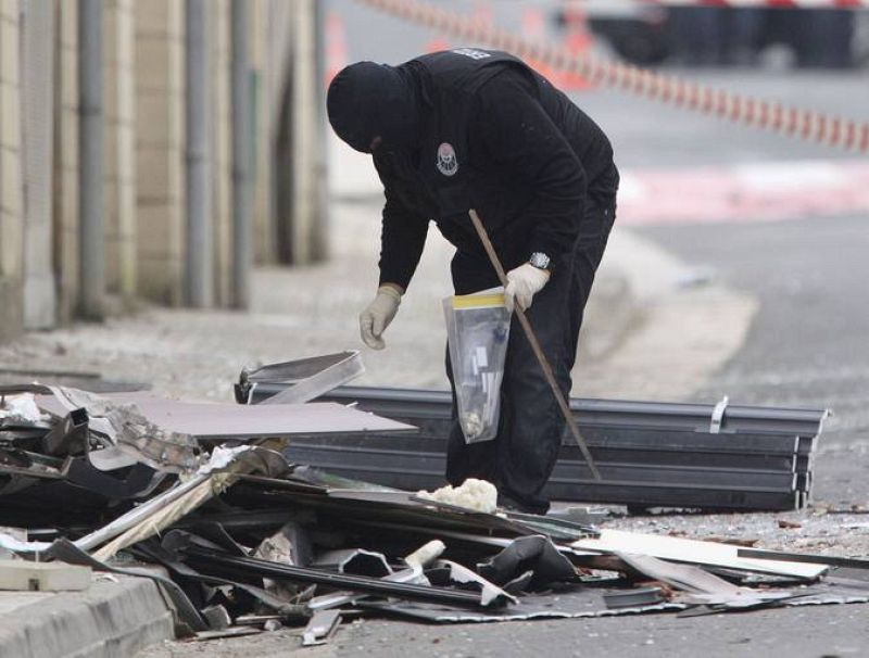Agentes de la Ertzaintza han comenzado con la luz del día la recogida de evidencias y la evaluación de los daños en la sede del Partido Socialista de Euskadi (PSE) del municipio guipuzcoano de Lazkao, donde de madrugada ha explosionado una bomba.