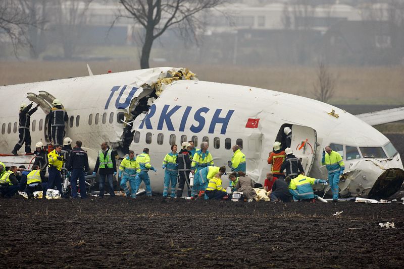 Los servicios de emergencias asisten a los pasajeros del avión siniestrado.