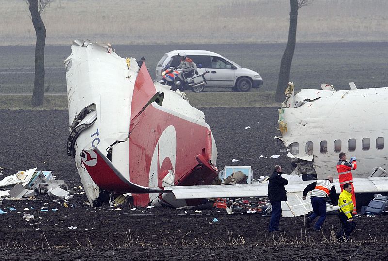 Servicios de emergencia junto a la cola del avión accidentado