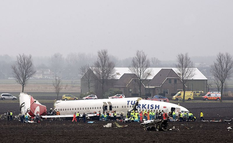 Los servicios de emergencia atienden a los pasajeros del  avión siniestrado