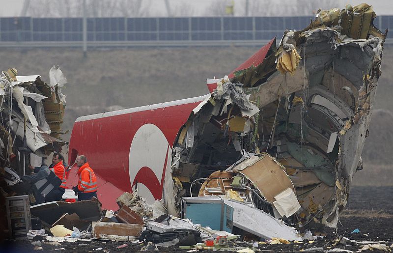 Restos del avión de Turkish Airlines siniestrado en el aeropuerto de Schiphol, Amsterdam