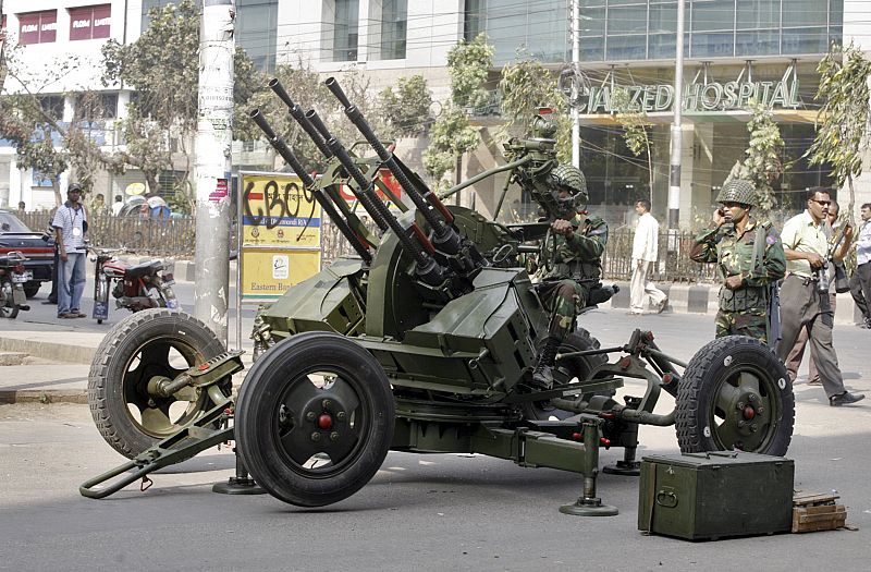 Un arma de artillerUn arma de artillería frente a la sede paramilitar de los Rifles de Bangladesh en Dhaka.