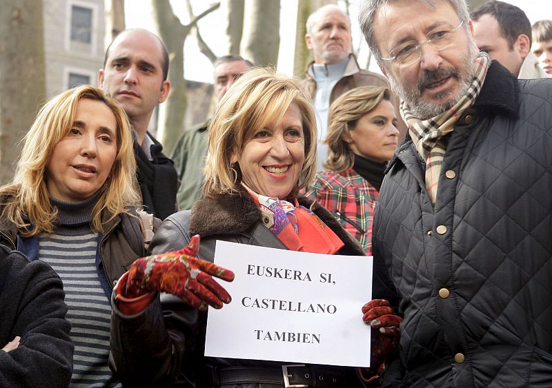 Rosa Díez, líder de UPyD, apoyó con su presencia una concentración convocada por la Plataforma Libertad de Elección Linguística, celebrada ante la sede del PNV en Bilbao.