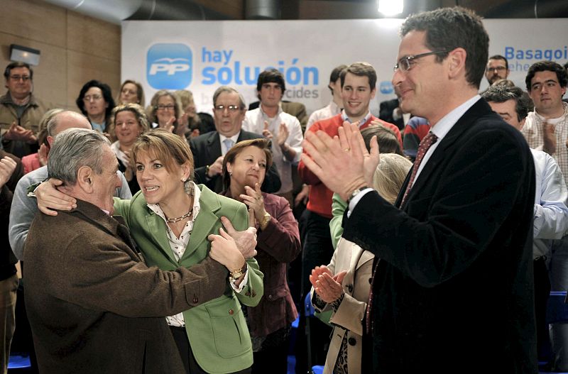 El candidato popular ha estado arropado por cargos nacionales, como María Dolores de Cospedal.