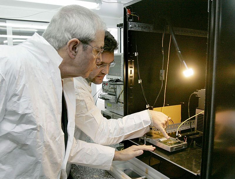 Emilio Pérez Touriño visita el laboratorio de altas energías de la facultad de Físicas de la Universidad compostelana.