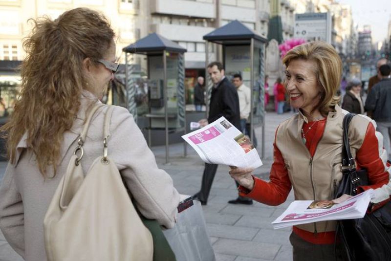 La diputada de Unión Progreso y Democracia, Rosa Diez, reparte propaganda de su partido por las calles de Vigo.