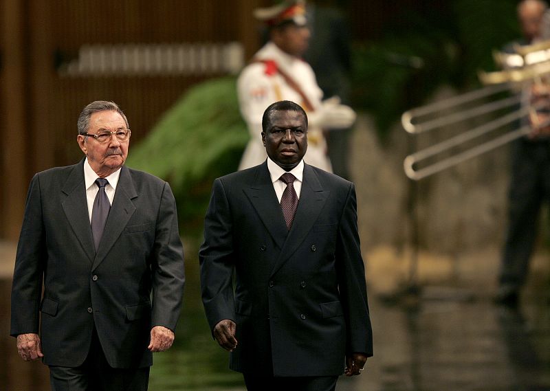 Raúl Castro acompaña a Joao Bernardo Vieira mientras pasan revista a la guardia de honor en el Palacio de la Revolución en La Habana en 2007.