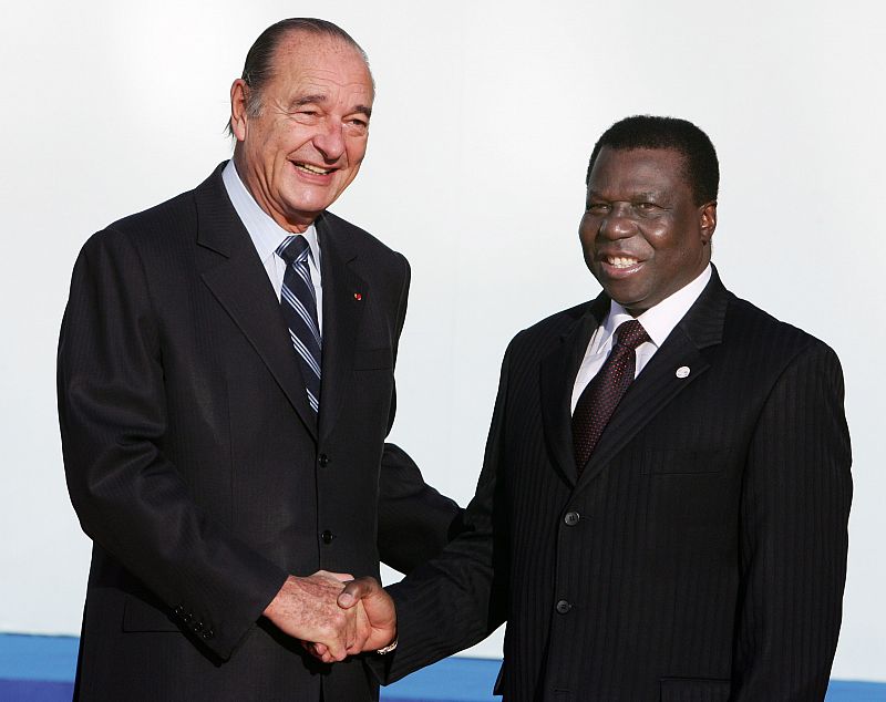 En que fuera presidente francés, Jacques Chirac, da la bienvenida a Joao Bernardo Vieira durante la inauguración de la 24ª cumbre francoafricana en Cannes en 2007.