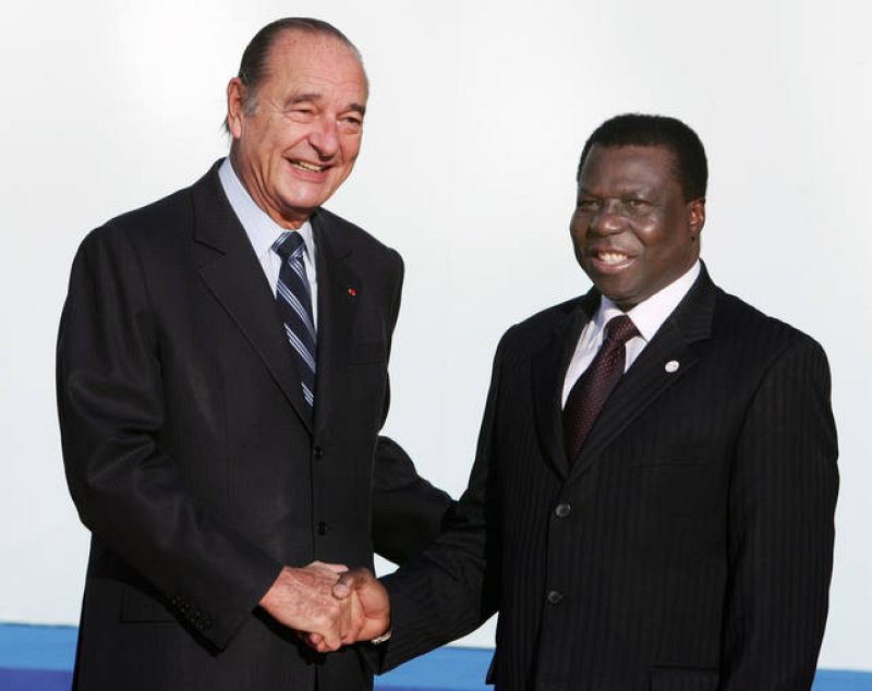 En que fuera presidente francés, Jacques Chirac, da la bienvenida a Joao Bernardo Vieira durante la inauguración de la 24ª cumbre francoafricana en Cannes en 2007.   