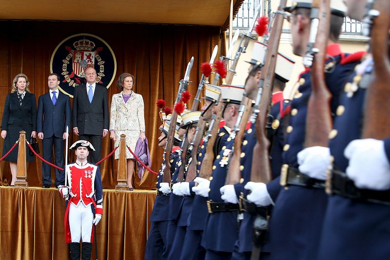 Medvedev presencia el desfile en el Palacio de El Pardo