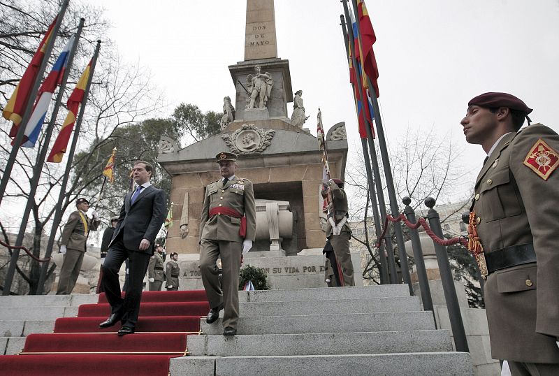 El presidente ruso, junto al rey Don Juan Carlos, abandona el monumento al soldado desconocido